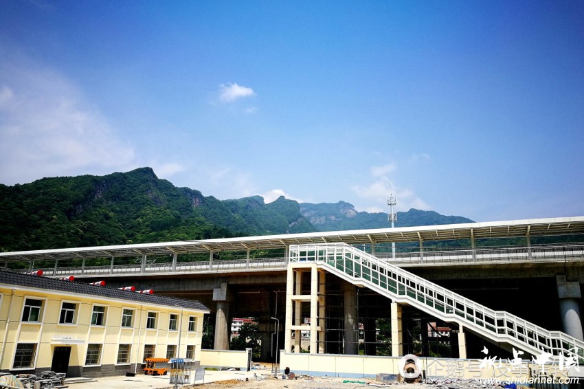 西成高速铁路,又称为西成客专。形成西安至成都三小时经济圈的纽带,俗话说就是逛吃逛吃。