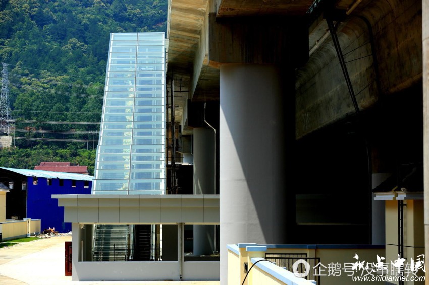 换个角度看出站阶梯、扶梯通道,全采光、全覆盖,不愧为高架景观车站,一边等车一边观景——·