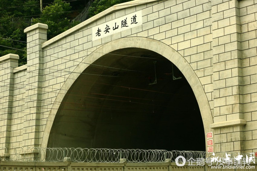 西安方向过来的列车,从宁陕县进洞,钻过十五公里的老安山隧道,出口便是悬空景观佛坪车站。