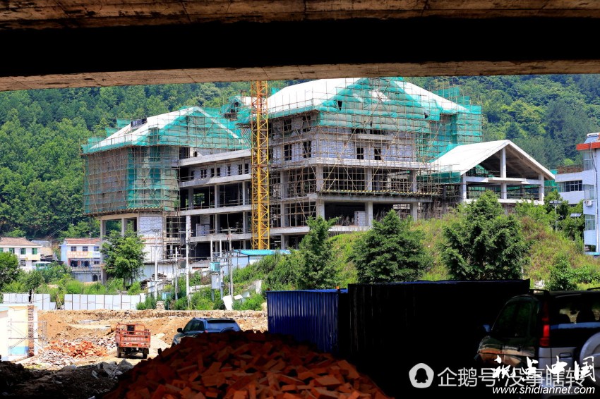 这条秦岭深山中经济脉络的打通,也势必会带动一方地域的开发,车站所在的袁家庄镇紧跟着配套。