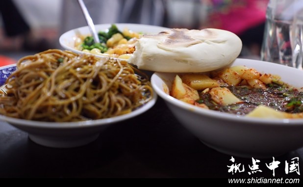 虽然每天早上四五点就要起来准备原材料,直到晚上10点钟才能休息,但是看到那么多街坊邻居、食客吃的开心,自己就非常满足。