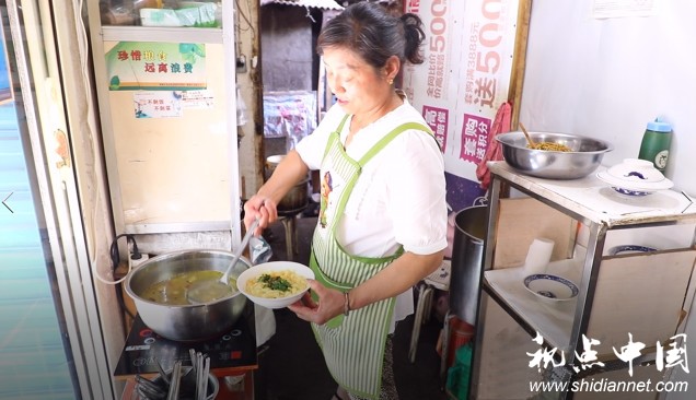 陕西人爱吃搅团,特别是天气一热,更爱吃! 打搅团,漏鱼鱼才算是过夏天!
