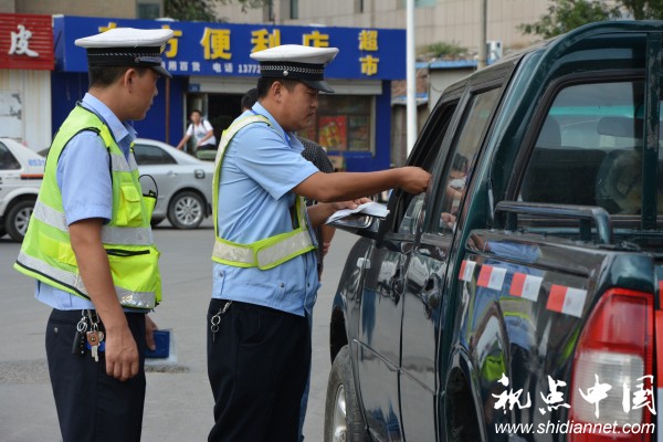 陕西靖边交警擂战鼓 纠查严重交通违法行为