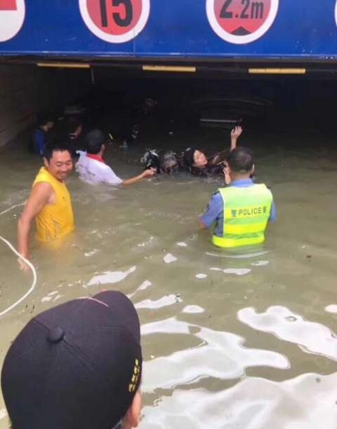 台风重创珠海：超500人受伤 小区车库淹死人