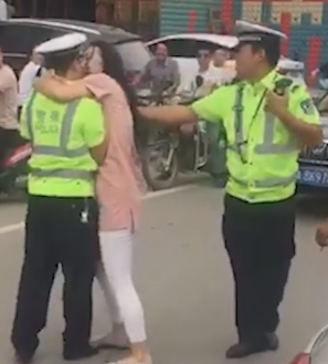 奇葩了！协警事故现场执法 遭过路女子搂脖强吻