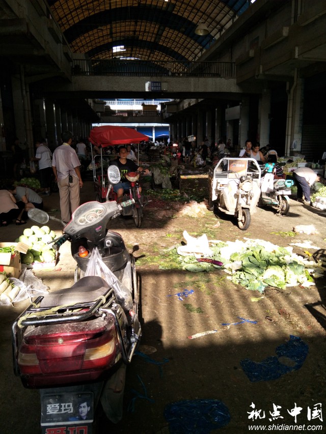 西安胡家庙蔬菜批发市场恶臭刺鼻菜叶满地