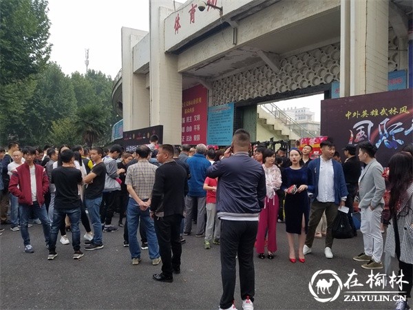 比赛正式开始前先全场起立奏响国歌。在主持人介绍完比赛与到场嘉宾后,由全球华商总会副主席、“绿地杯”秦商影响陕西经济十大领军人物、陕西省摔跤柔道协会副主席、陕西省武协顾问、陕西马氏集团董事长、一代跤王、丝路赛事产业联盟主席马胜利先生致开场词并宣布比赛开始,拳手登台,现场沸腾!