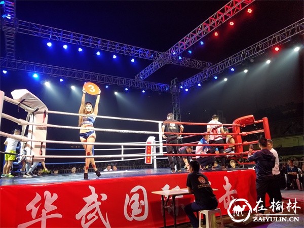 在靓丽的拳击宝贝们举旗带领各国拳手陆续上场,灯光辉映、掌声彻响,精彩激烈的决斗,各国拳手奋勇的荣誉之争,让现场观众不时为之呐喊助威,加油!观赛中,现场近3000名观众都做到了文明观赛,不论是中国选手上场,还是别国选手上场,观众们都将最热情的掌声与呐喊声为所有拳手加油助威,也体现了礼仪之邦,丝路长安的热情好客!