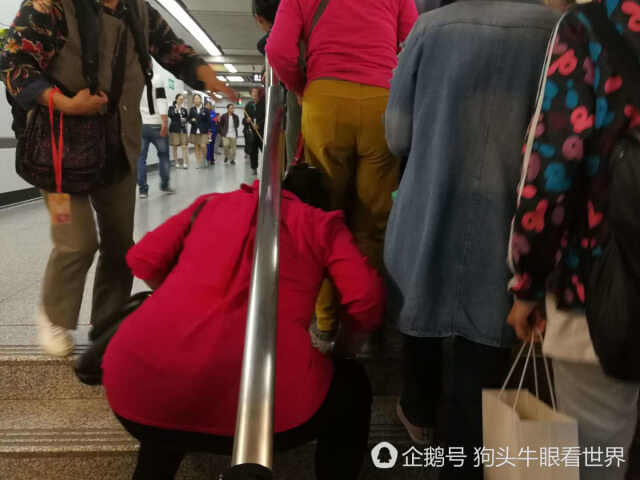 国庆中秋放假西安地铁安检排长龙 堵人更堵心