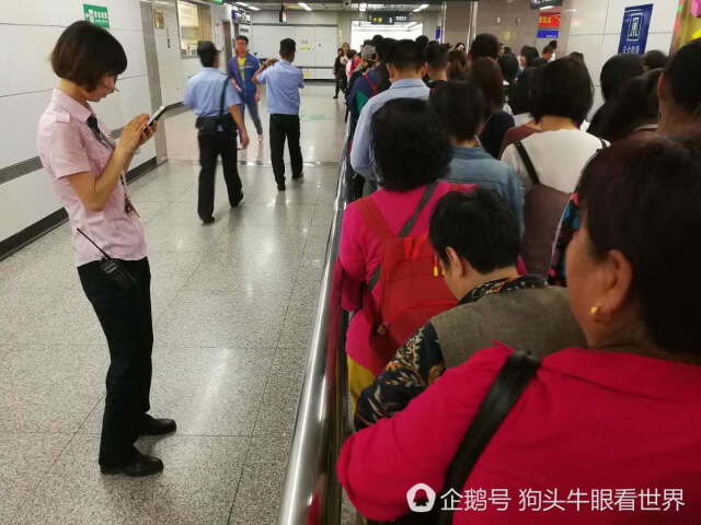 国庆中秋放假西安地铁安检排长龙 堵人更堵心