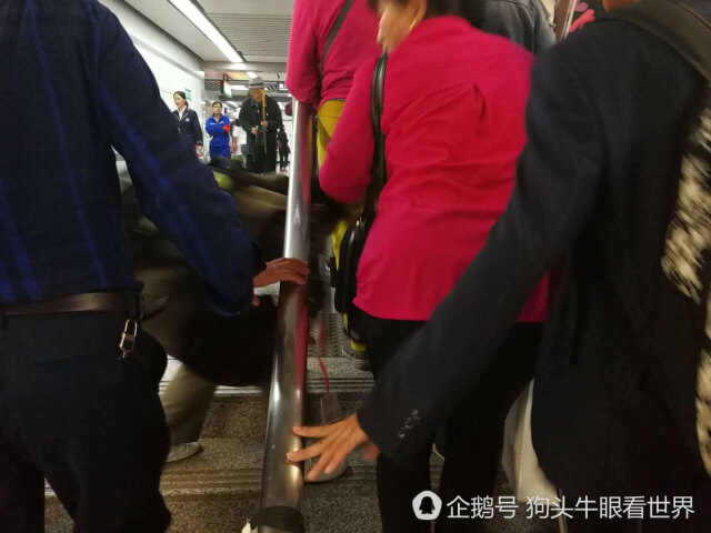 国庆中秋放假西安地铁安检排长龙 堵人更堵心