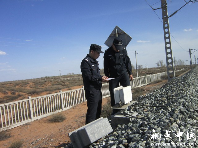 坚守沙漠腹地 看<a href=https://www.shidiannet.com/zt/shaanxi/ target=_blank class=infotextkey>陕西</a>神木铁警别样的国庆节