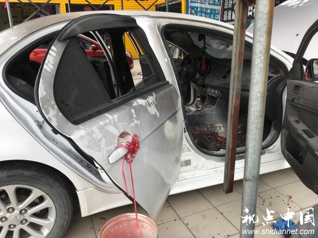 婚礼助兴放炮 新郎朋友误将婚车烧成铁架