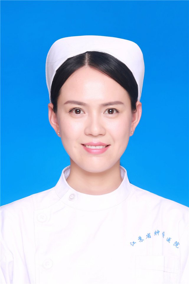 丈夫开车妻子玩手机 不知女儿被卡车窗窒息