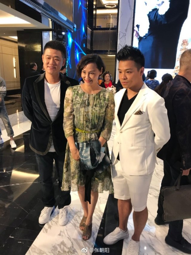 吴敏霞携手张效诚<a href=https://www.shidiannet.com/GB/shanghai/ target=_blank class=infotextkey>上海</a>办婚礼 体育界明星齐到场祝贺