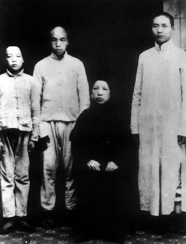 1919年，毛泽东与毛泽民、毛泽覃与母亲合影