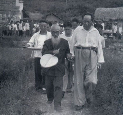 1959年6月毛泽东回韶山，与少年时代的启蒙老师毛宇居携手而行