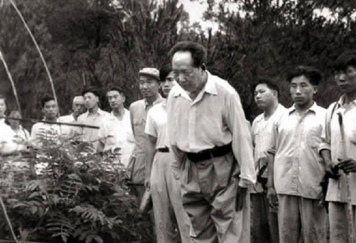 1959年6月26日毛泽东在父母墓前鞠躬