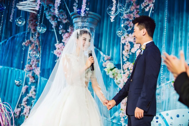 吴敏霞携手张效诚<a href=https://www.shidiannet.com/GB/shanghai/ target=_blank class=infotextkey>上海</a>办婚礼 体育界明星齐到场祝贺