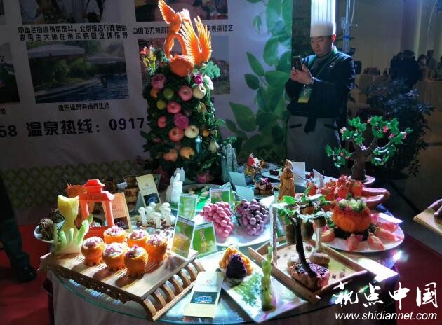 世界猕猴桃大会暨第六届中国.陕西(眉县)猕猴桃产业发展大会于今日(10月13日),在眉县国家级猕猴桃产业园隆重开幕。会上还成功举办了”2017世界水果创新宴大赛”,吸引了参会者的眼球,受到人们赞扬。