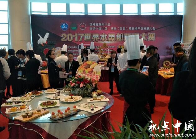 世界猕猴桃大会暨第六届中国.陕西(眉县)猕猴桃产业发展大会于今日(10月13日),在眉县国家级猕猴桃产业园隆重开幕。会上还成功举办了”2017世界水果创新宴大赛”,吸引了参会者的眼球,受到人们赞扬。