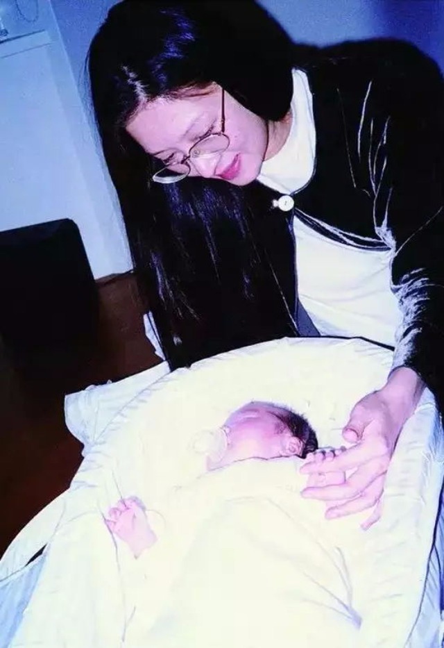 她是林青霞闺蜜 42岁未婚生女被前夫骂