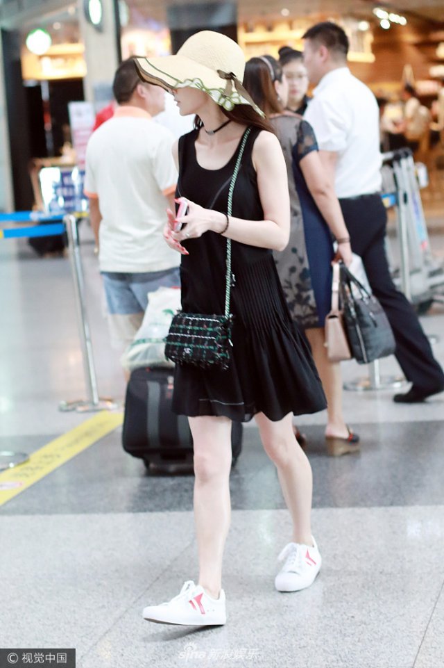 姚笛连衣裙秀雪肤 与男友组最萌身高差