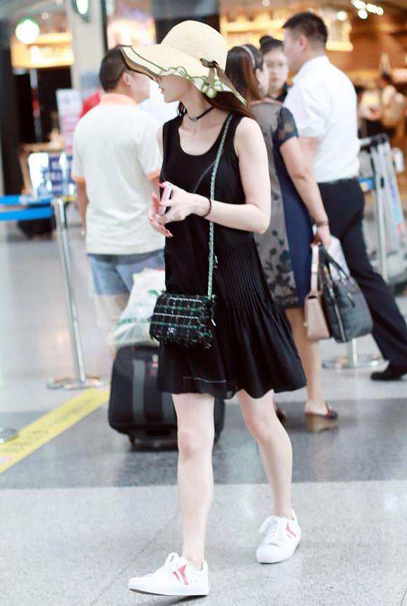 姚笛连衣裙秀雪肤 与男友组最萌身高差