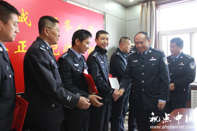 榆林市公安局战时送奖到基层走进绥德县公安局