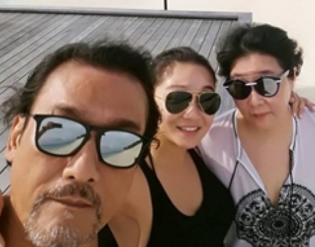 结婚30年秀恩爱！梁家辉与夫人江嘉年手拉手逛街