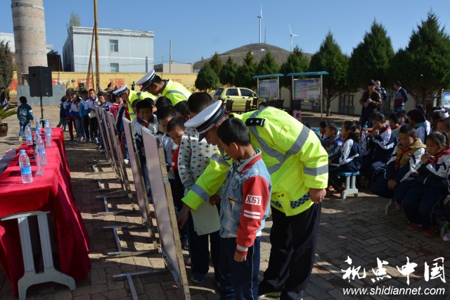 <a href=https://www.shidiannet.com/zt/shaanxi/ target=_blank class=infotextkey>陕西</a><a href=https://www.shidiannet.com/zt/jingbian/ target=_blank class=infotextkey>靖边</a>农村学校里一堂特殊的安全教育课