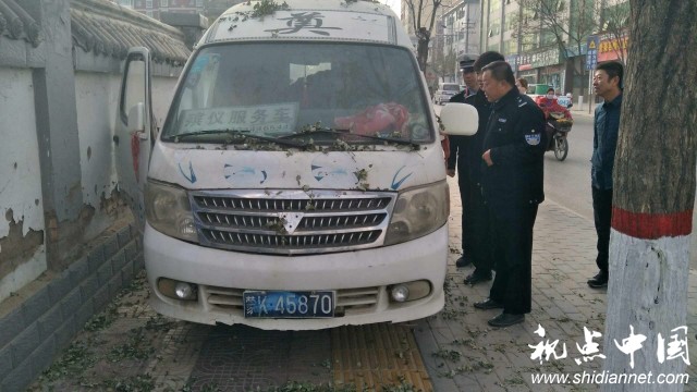 陕西靖边15辆“僵尸车”长期占道被拖移