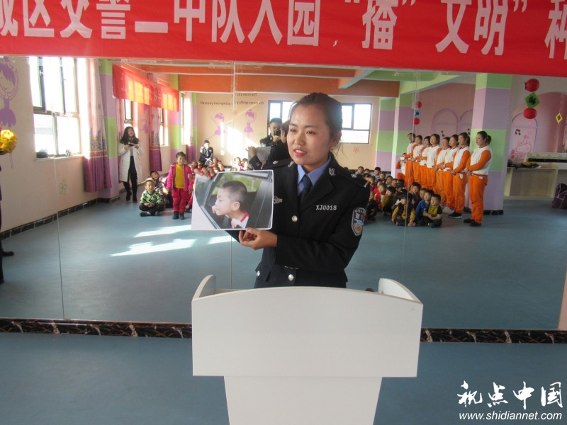 活动结束后,天乐幼儿园园长代表幼儿园全体师生向中队授课民警表示感谢,民警精心筹备,悉心设计的教学环节,让小朋友们在开心和快乐中了解、掌握交通安全知识,得到老师和小朋友们的热烈欢迎,希望今后多开展类似活动,将交通安全知识和规范准则一点一滴、循序渐进地灌输给孩子们,让孩子们在寓教于乐中播撒交通安全的种子。