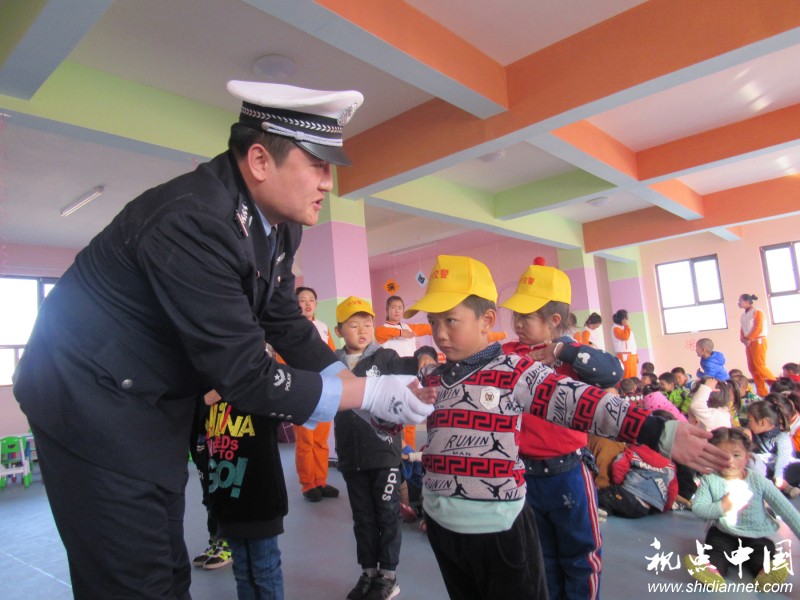11月17日14时,为了培养幼儿园小朋友养成良好的交通安全习惯,提高小朋友们的安全出行防护能力,靖边县公安局交警大队城区二中队民警走进靖边县北大街天乐幼儿园,以“尊法守规明礼,安全文明出行”为主题,为小朋友们上了一堂生动的“萌萌哒”交通安全知识课,受到师生热烈欢迎。