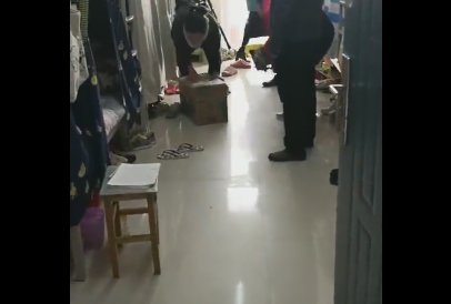 河南某学校男教师突袭查女寝 有女生没穿衣服吓得钻被窝