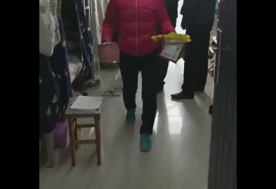 河南某学校男教师突袭查女寝 有女生没穿衣服吓得钻被窝