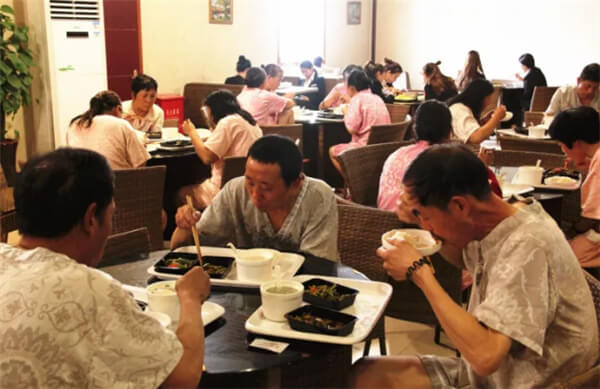 天目温泉邀环卫工人免费泡温泉 身暖心更暖