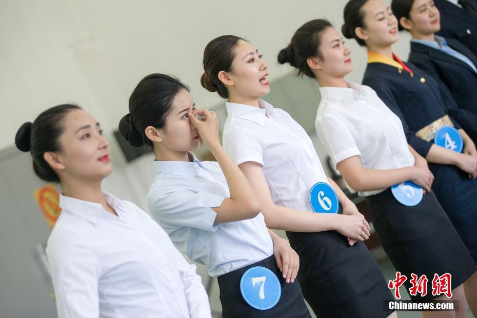 图为郝瑞洁(左二)正在参加综合面谈。