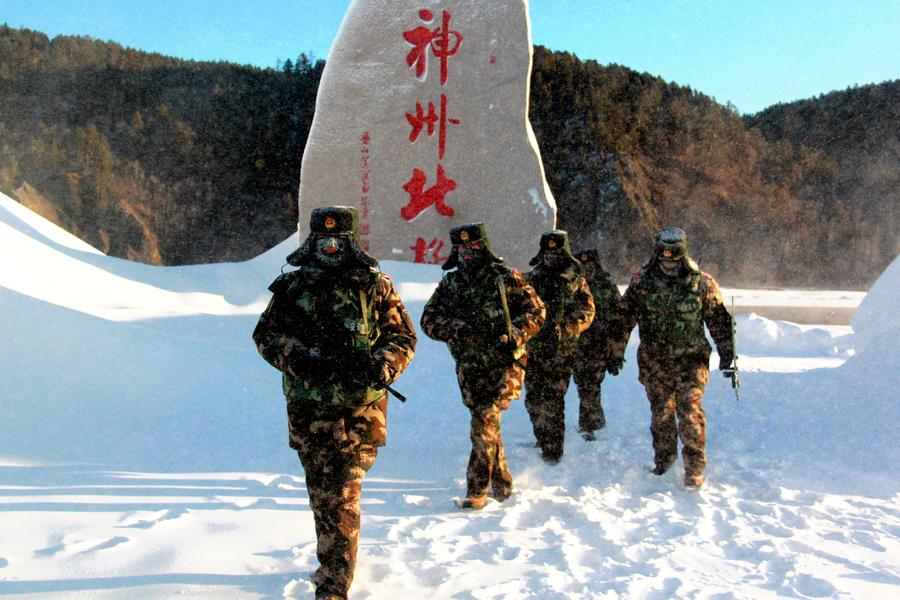 2017年11月24日,黑龙江大兴安岭地区,由于长达3个小时的徒步巡逻体能消耗大和出汗多,再加上冰天雪地气温低,使得巡逻组官兵的脸上、睫毛上结了厚厚的一层冰霜,看上去犹如“白眉大侠”。