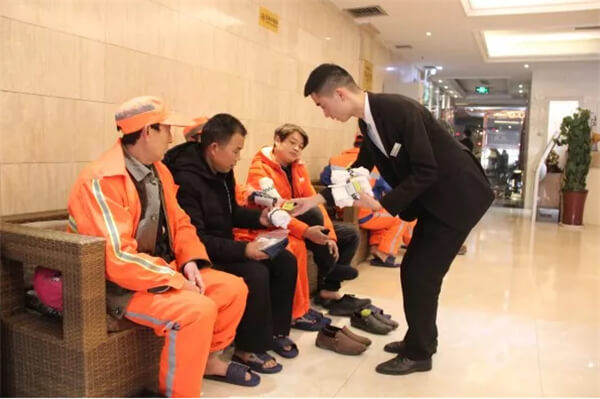 天目温泉邀环卫工人免费泡温泉 身暖心更暖