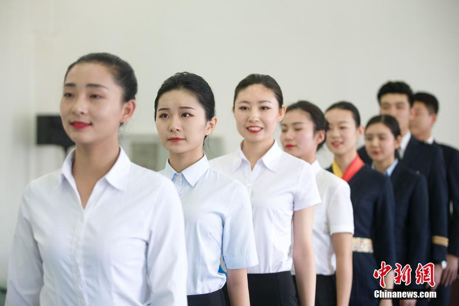 11月26日,航空公司正在山西太原进行的空中乘务员复试考试。来自山西临汾的少女郝瑞洁,今年刚满18岁,是所有参加复试考生中最小的一名,已经通过初试、身高、色觉等测试,正在参加复试中其余的考核项目。当谈到她为什么想当空姐时,她说:“此前一直在北京做服务工作,希望能通过自己的努力,一圆自己飞上蓝天的梦想”。对自己是否能够通过复试,她个人表示信心满满,劲头十足。据悉,东航山西招聘空乘,报名人数达3030人,然而进入复试的不到十分之一,况且后续还要通过综合面试、英语(口语、笔试)、体检等层层选拔,最终能入围飞上蓝天的仅百分之二三。图为郝瑞洁(左二)正在参加综合面谈。 中新社记者 张云 摄