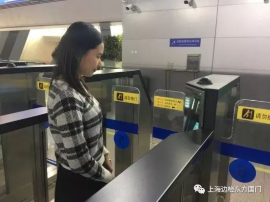 <a href=https://www.shidiannet.com/GB/shanghai/ target=_blank class=infotextkey>上海</a>出境现自助通道 浦东虹桥国际机场边检26条出境自助通道启用