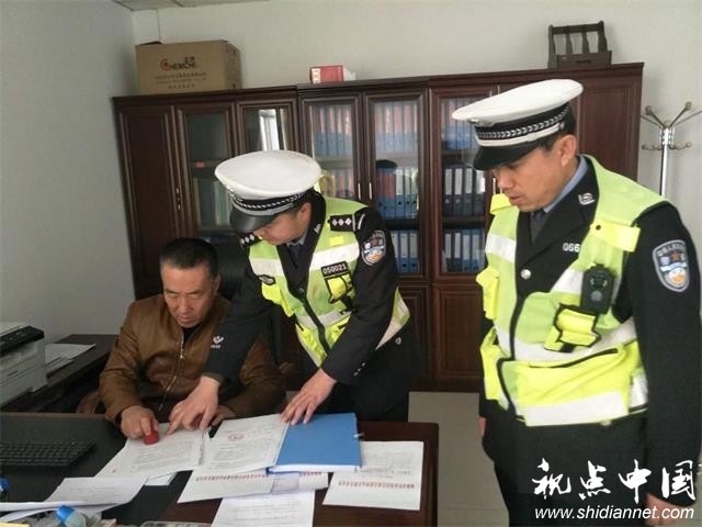 陕西靖边交警强化源头管理深入运输企业签订安全责任书