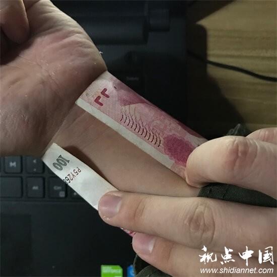 比A4腰 锁骨放硬币过时了！ 新玩法百元大钞绕手腕