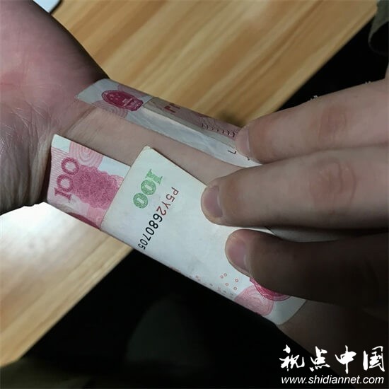 比A4腰 锁骨放硬币过时了！ 新玩法百元大钞绕手腕