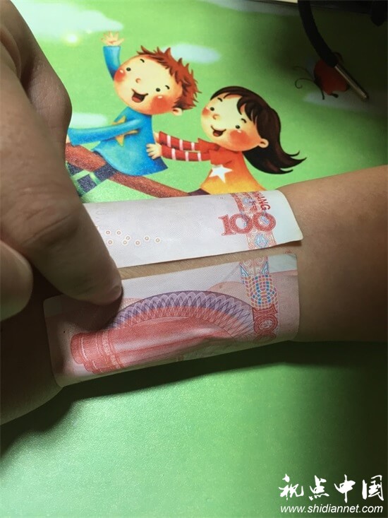 比A4腰 锁骨放硬币过时了！ 新玩法百元大钞绕手腕