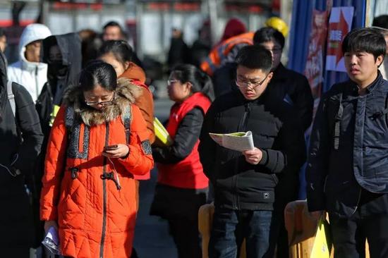 超110万人竞考国家公务员 大约39人竞争1位