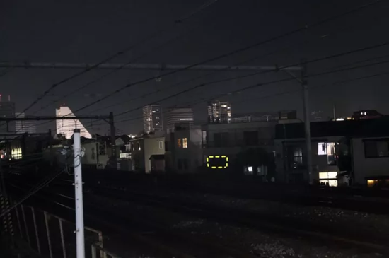 江歌家靠近电车车轨，晚上行人较少。