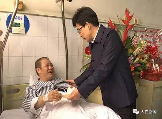 邱奕辉带队到医院看望吴建春，转达陈良贤的亲切慰问。