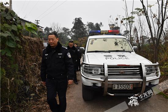 民警接到报警迅速赶往现场，疏散了围观群众。长寿区公安供图